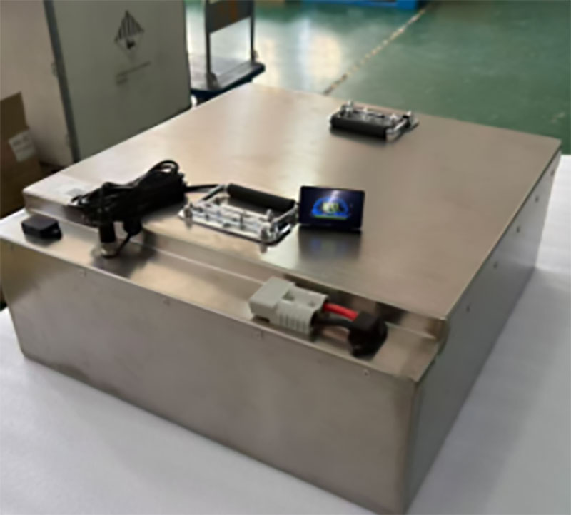 Akku-Box Edelstahl RocknBikes Cargo KH1 Elektro-Dreirad mit Kippmulde und Kabine  Seite Links vorne 72V80Ah LiFePO4