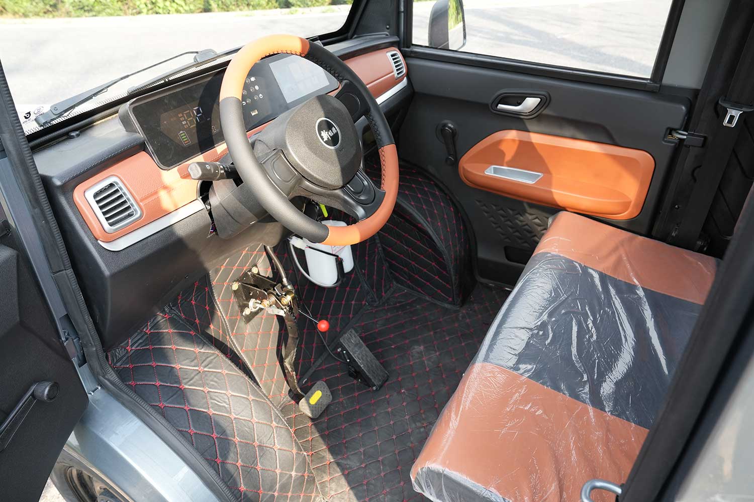 Innenraum des A41 mit Lenkrad, Klimaanlage und digitalem Display