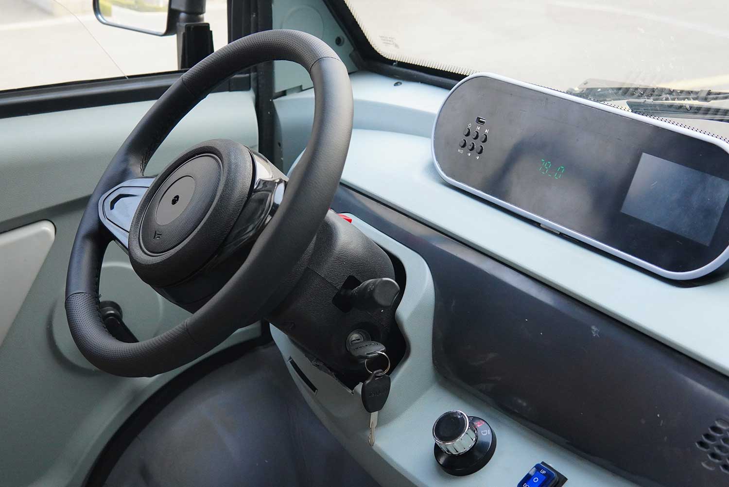 Innenraum des A41 mit Lenkrad, Klimaanlage und digitalem Display