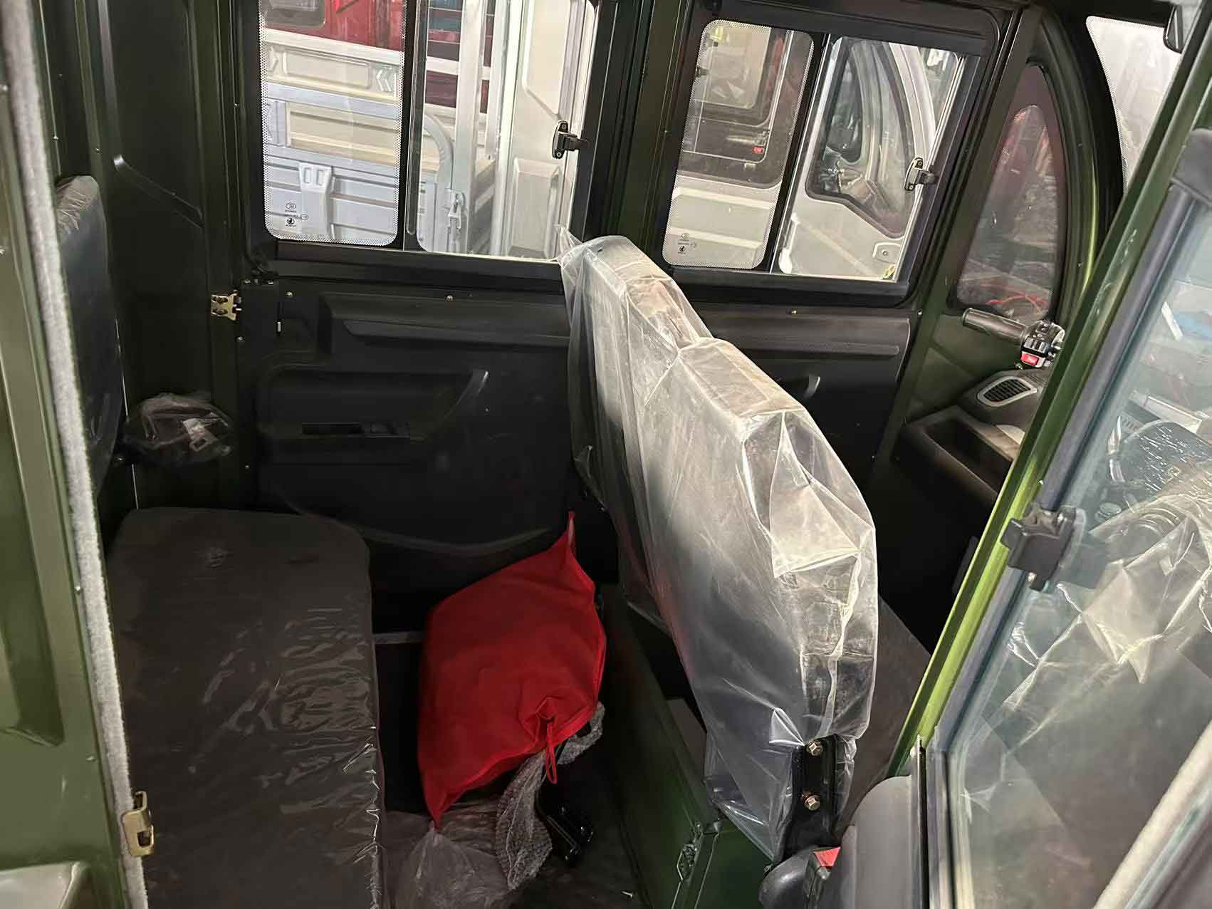 RocknBikes Saige Cargo Doppelkabine DoKa Elektro-Dreirad mit Kippmulde und Kabine  Seite links vorne